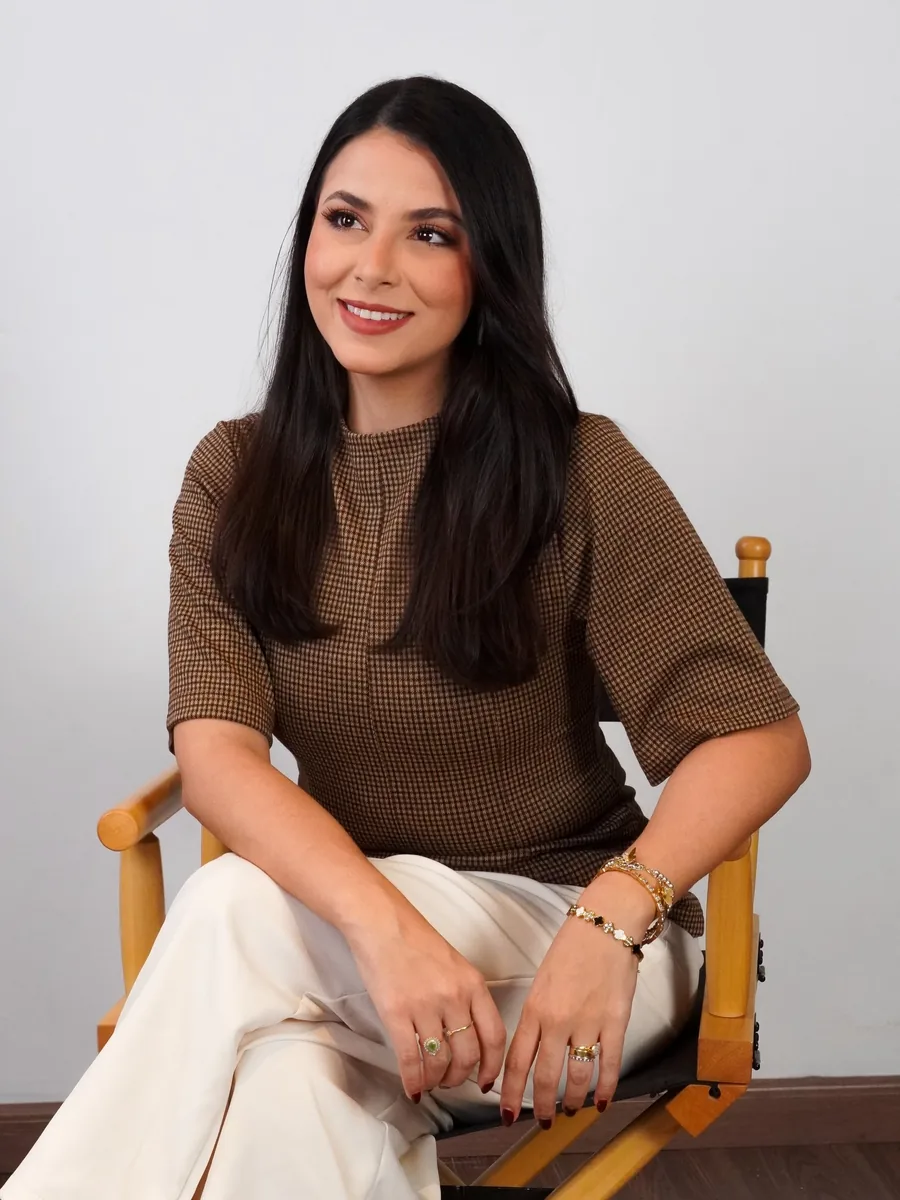 Dra. Júlia Tenório sorrindo, ginecologista com atendimento humanizado em Alagoas