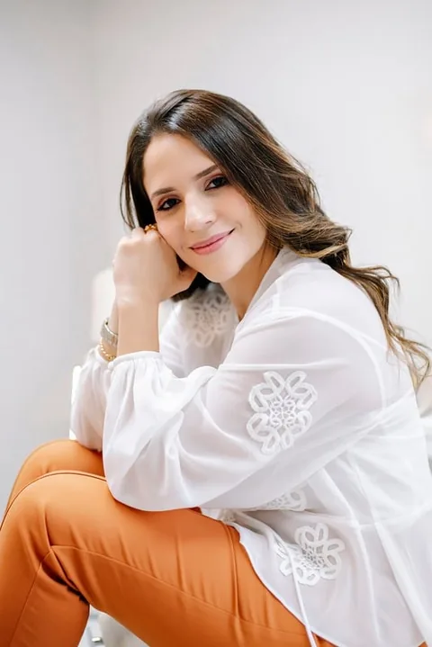 Retrato da Dra. Larissa Bomfim, médica dermatologista em Fortaleza