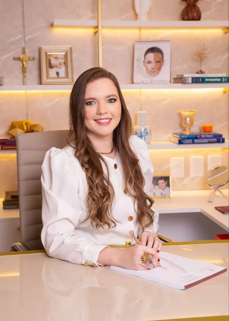 Dra. Larissa Soares em seu consultório de dermatologia em Fortaleza