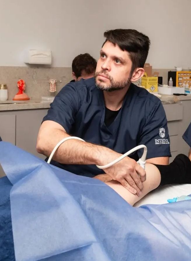 Dr. Leandro Rêgo, ortopedista em Fortaleza, realizando ultrassonografia musculoesquelética em paciente