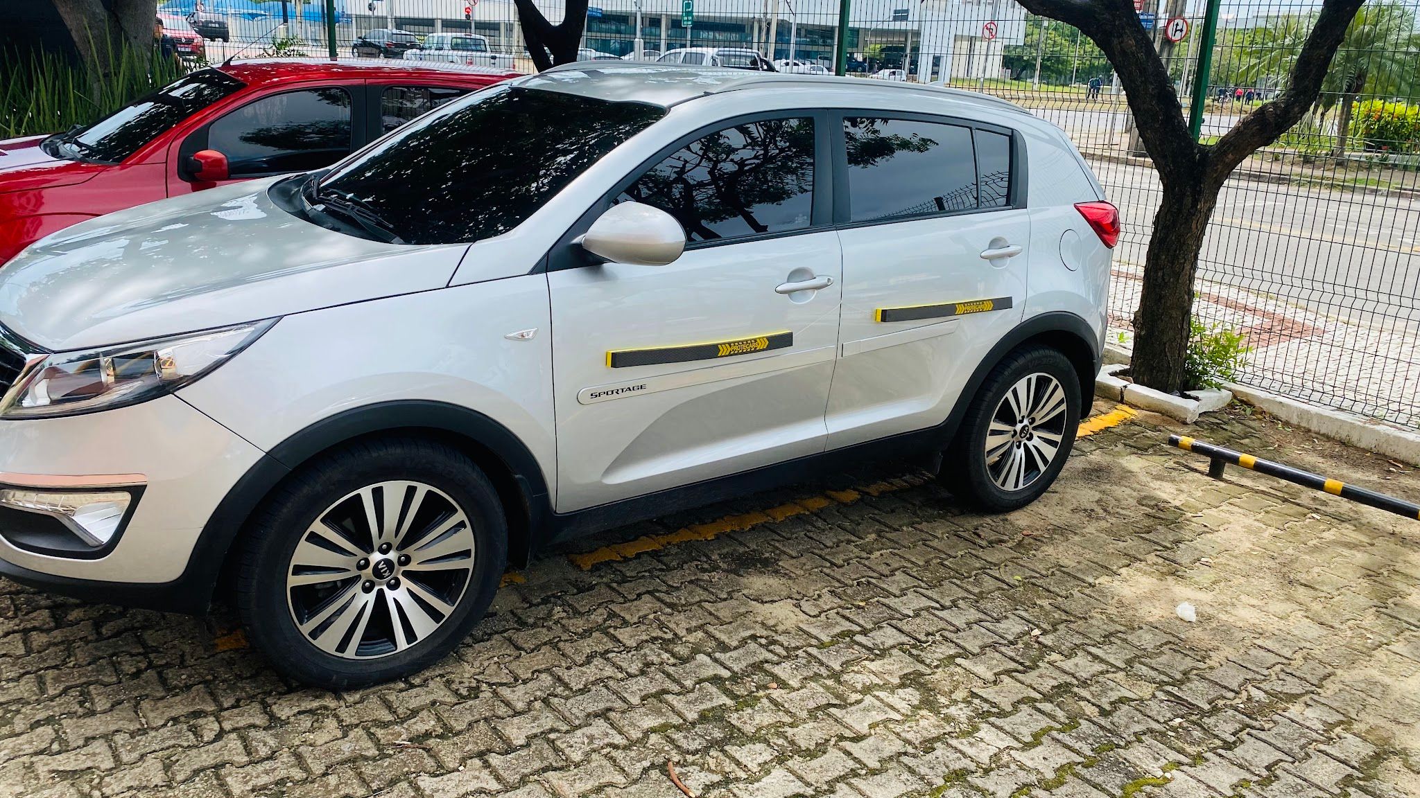 Pátio externo da Oficina São Caetano com veículos, unidade Tauape