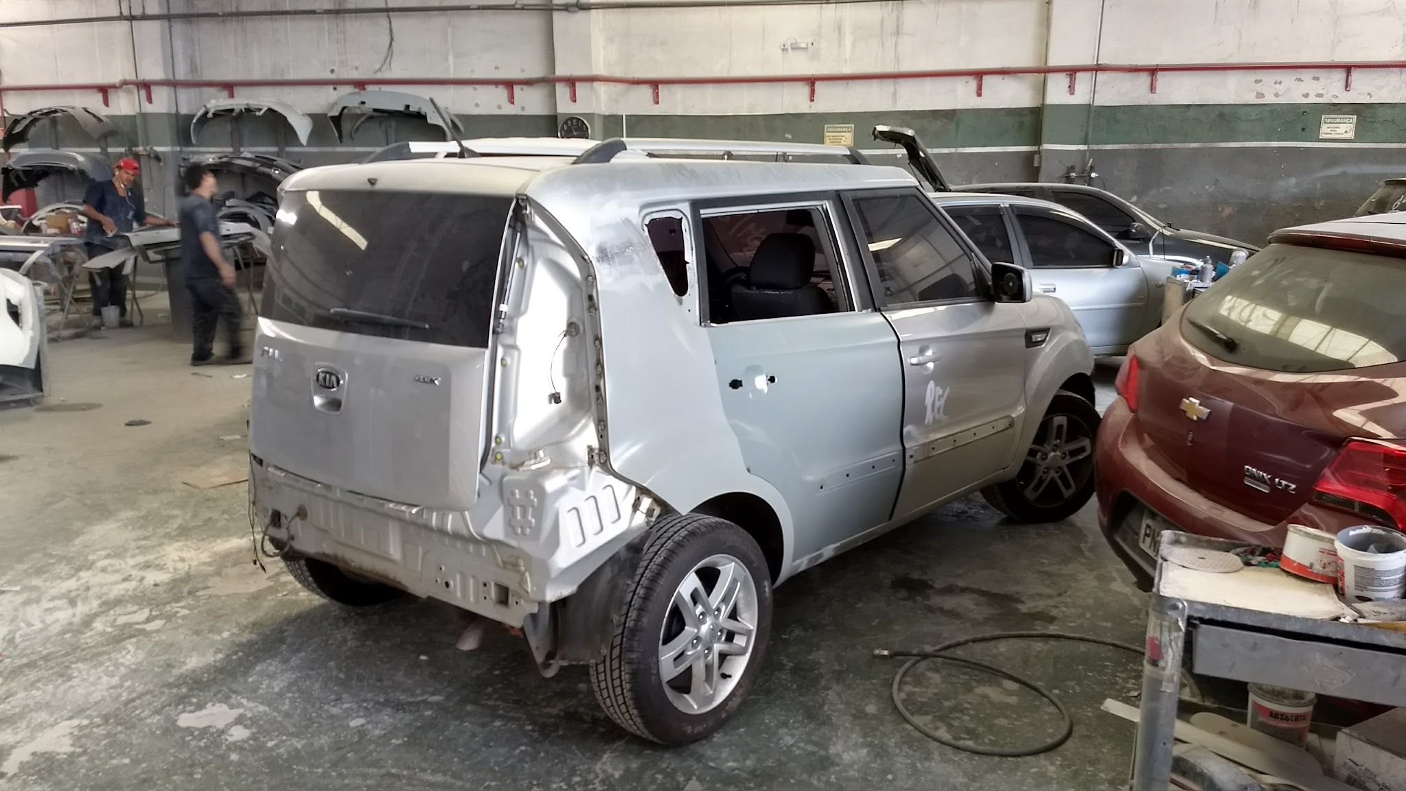 Box de funilaria da Oficina São Caetano com veículo em reparo