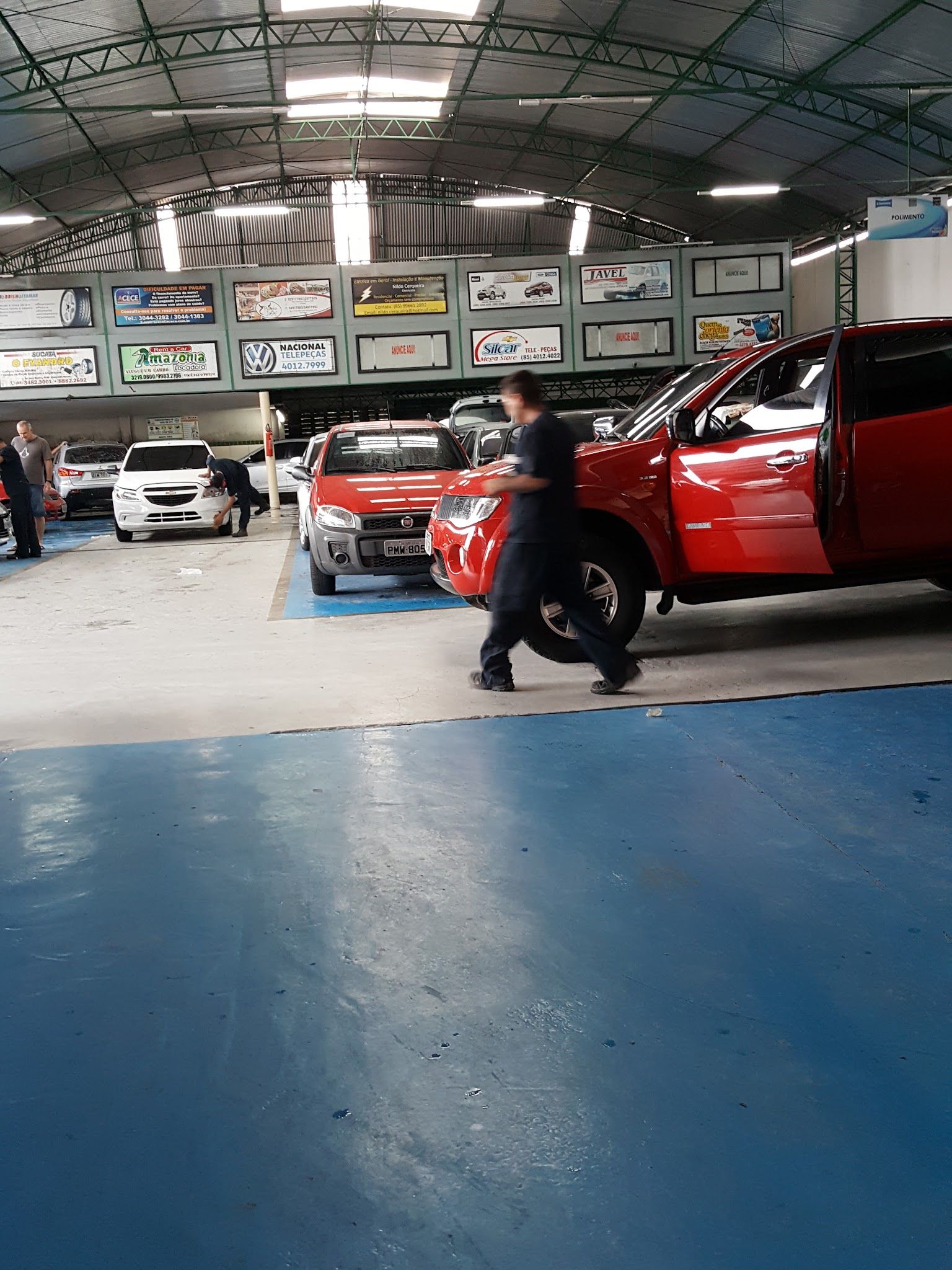 Interior do galpão da Oficina São Caetano, amplo e organizado