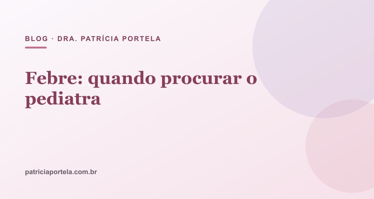 Mãe medindo a temperatura do bebê com termômetro digital, em ambiente tranquilo