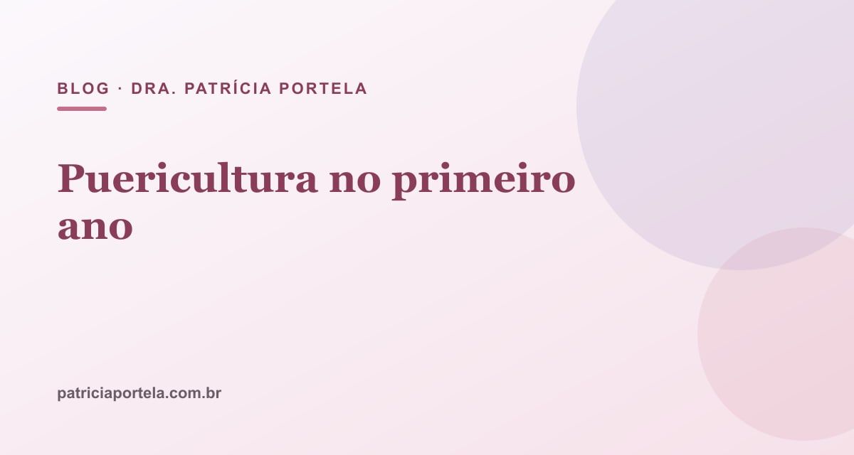 Pediatra em consulta de puericultura acompanhando um bebê no colo da mãe