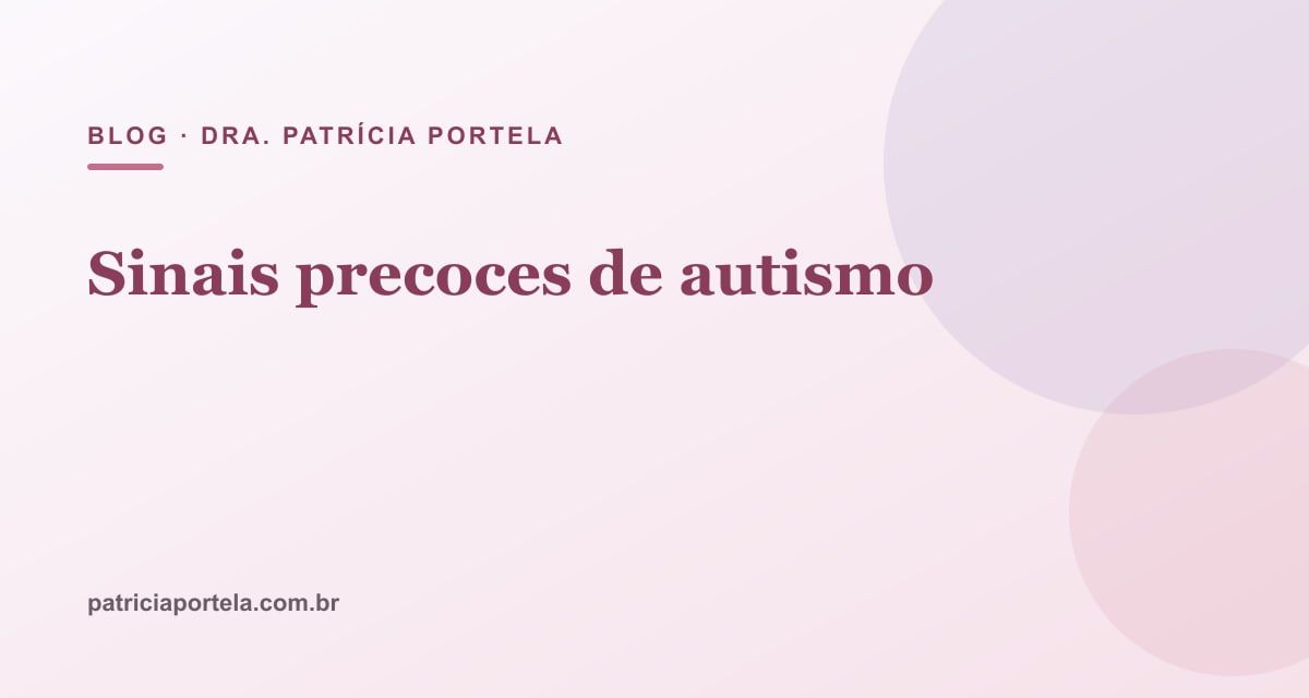 Bebê brincando no colo da mãe, que observa com atenção o desenvolvimento e a interação do filho