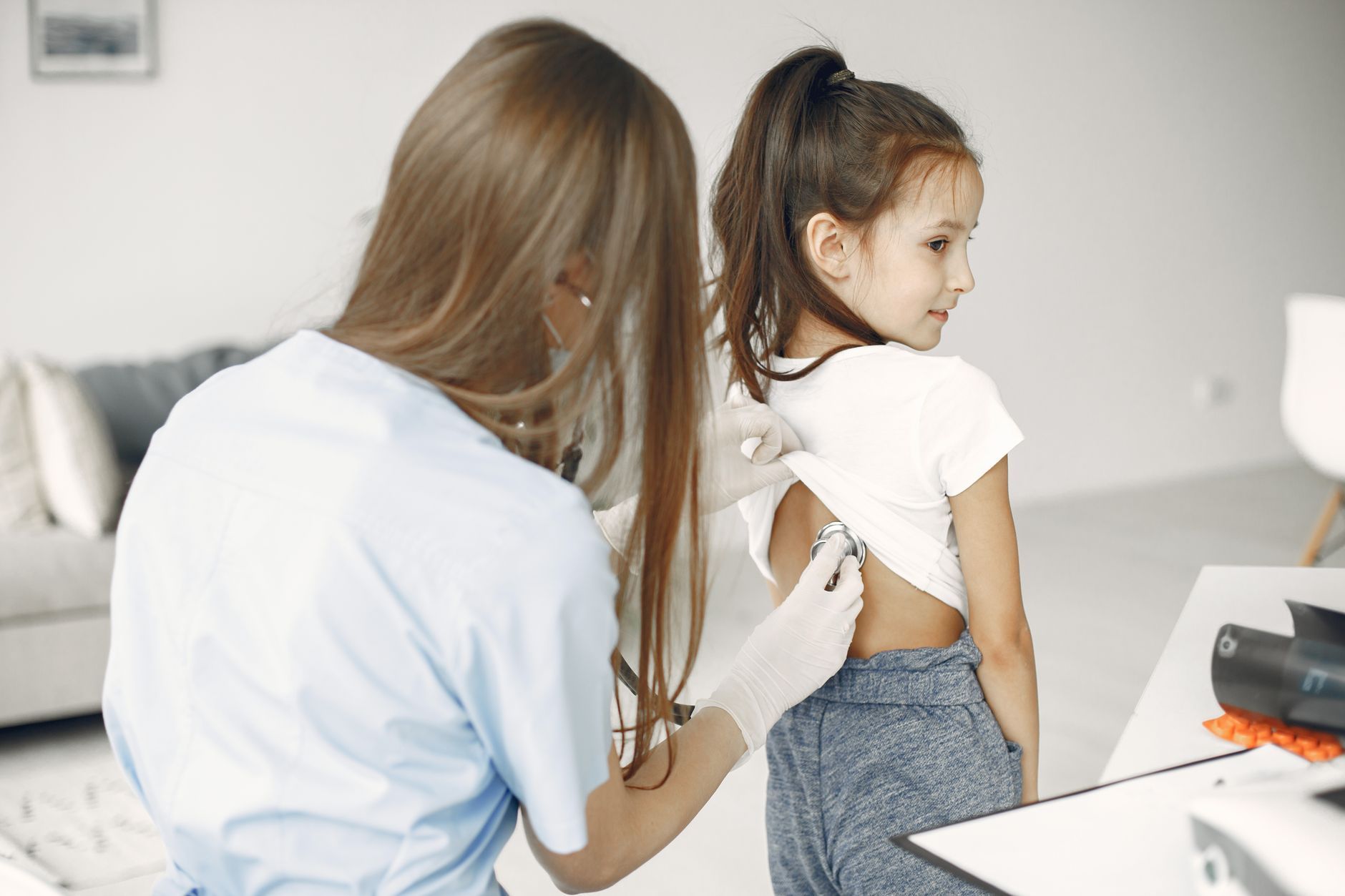 Mãe com bebê em consulta de puericultura no consultório, ilustrando as consultas do bebê no primeiro ano