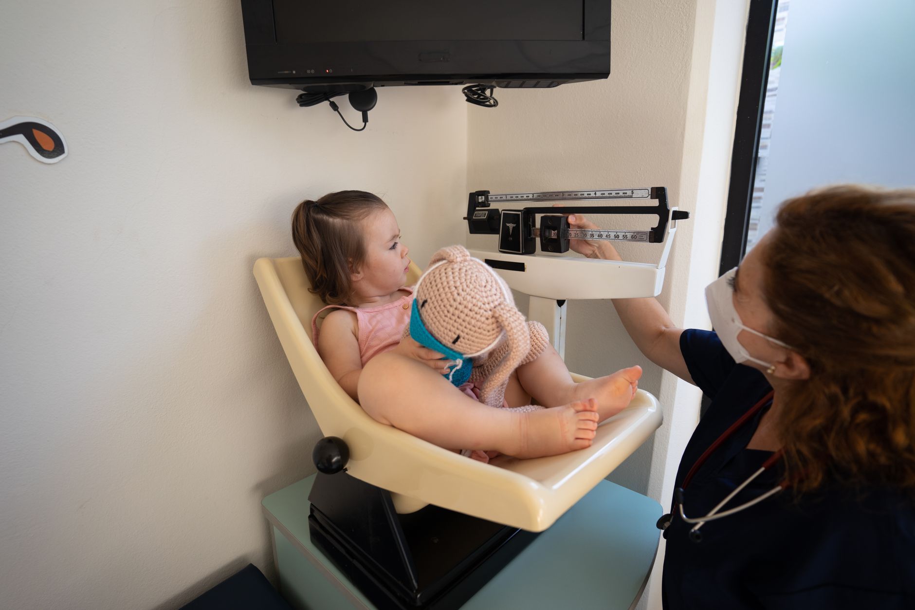Mãe com bebê em consulta pediátrica, ilustrando quando levar o bebe ao pediatra