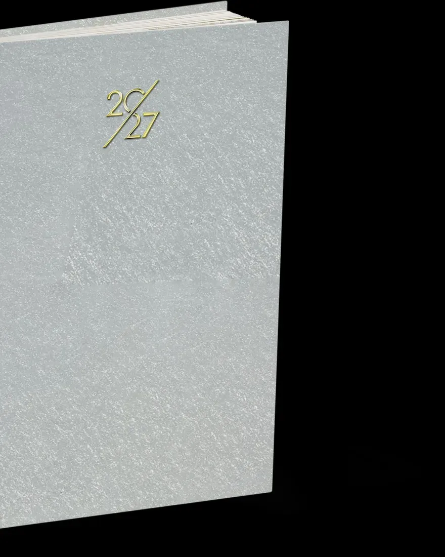 Agenda corporativa de capa dura prateada com detalhe dourado