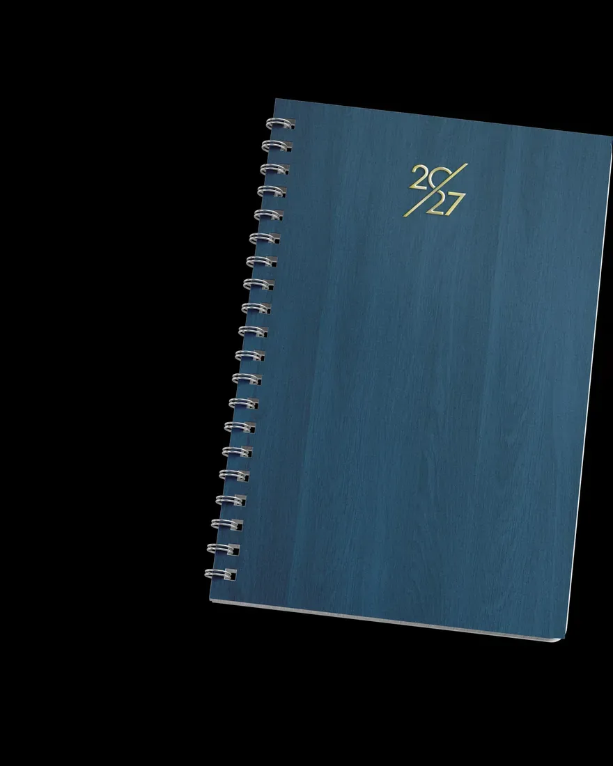 Planner com espiral e capa azul-marinho amadeirada